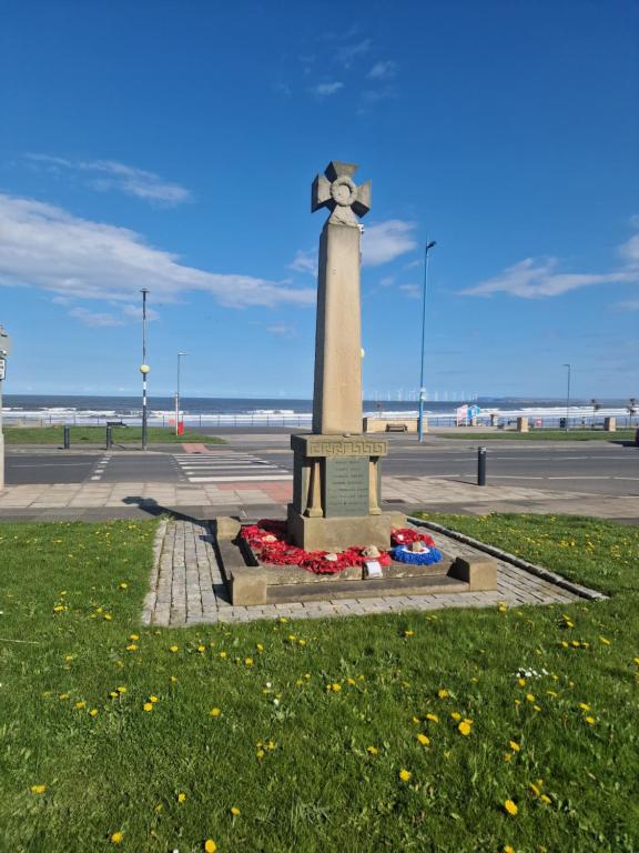 ein Denkmal am Strand mit Blumen drum herum in der Unterkunft 2 The Green, exceptional large house, sea views loads of bathrooms in Seaton Carew