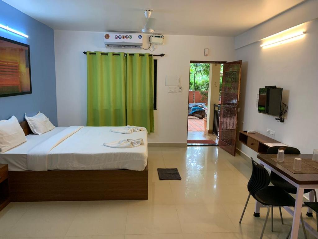 Postel nebo postele na pokoji v ubytování Shrikrishna Studio Goa