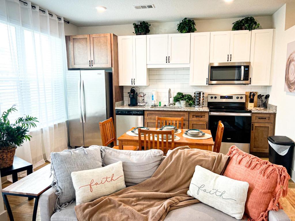 ein Wohnzimmer mit einem Sofa und einer Küche in der Unterkunft Upscale Condo Full Kitchen Balcony Rooftop Pool in Jacksonville