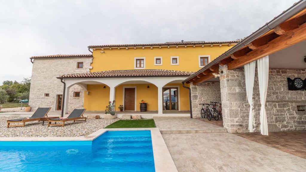 Πισίνα στο ή κοντά στο Rustical countryside villa with swimming pool in Sveti Lovreč