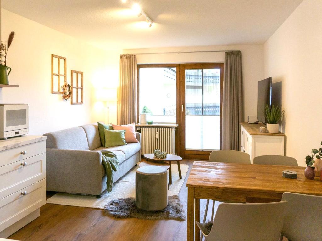 TV a/nebo společenská místnost v ubytování Balkon mit ruhigem Garten in Sonthofen OD1