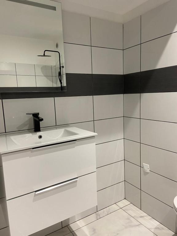 Kamar mandi di R&eacute;sidence City Suites Ajaccio