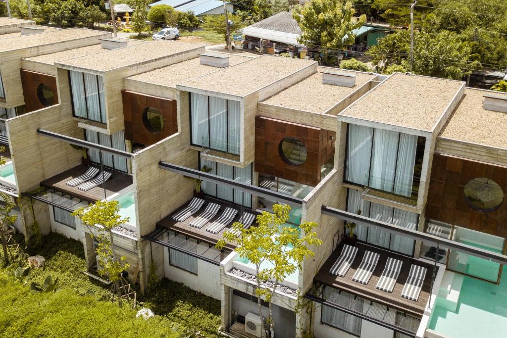 - une vue aérienne sur un immeuble d'appartements dans l'établissement Fallingwater Pool Villa by Cross River Kwai, à Kanchanaburi