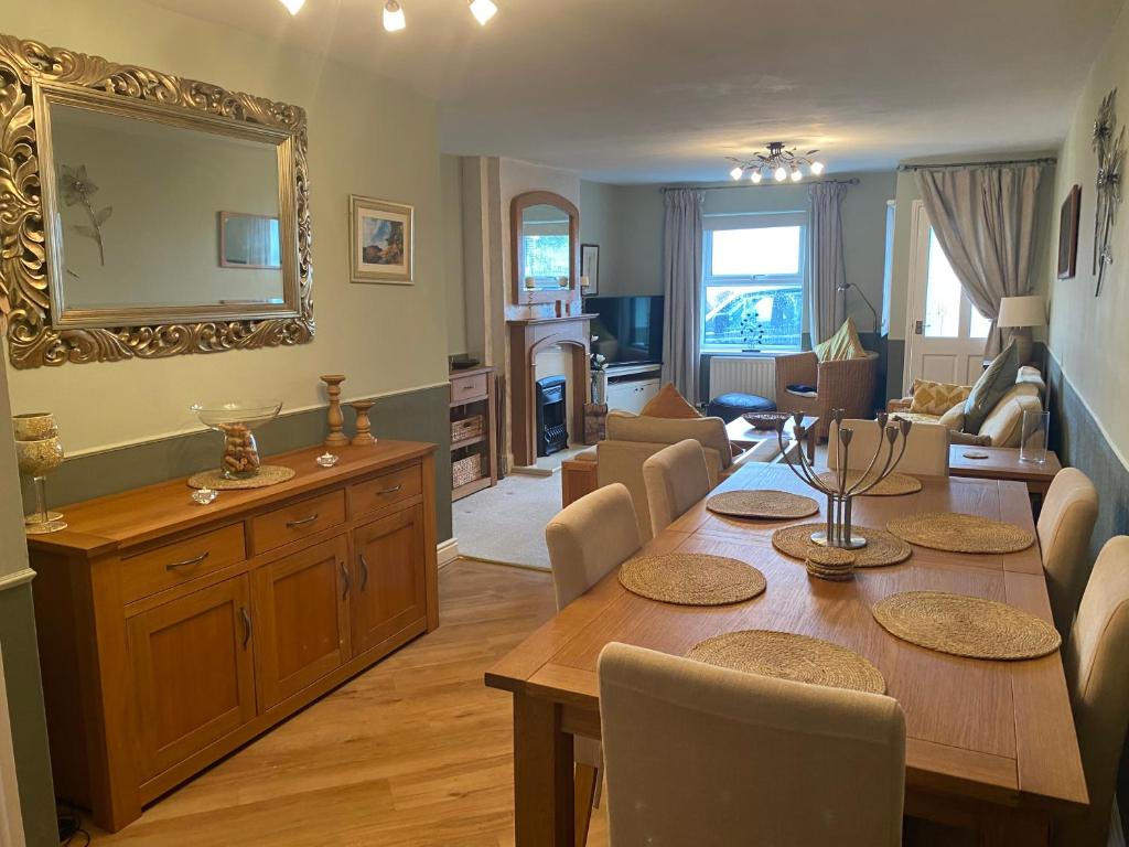 ein Wohnzimmer mit einem Tisch und einem Esszimmer in der Unterkunft Spacious Holiday Home in Cumbria in Arlecdon