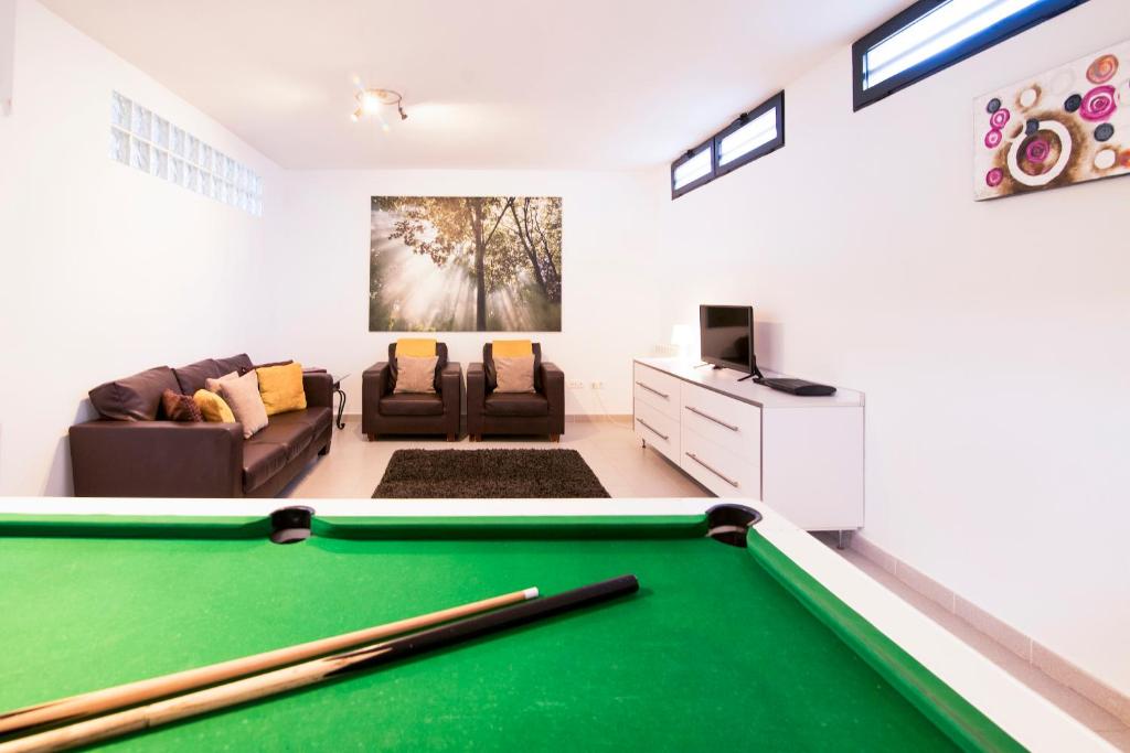 Biliár nebo kulečník v ubytování Villa moderna con piscina