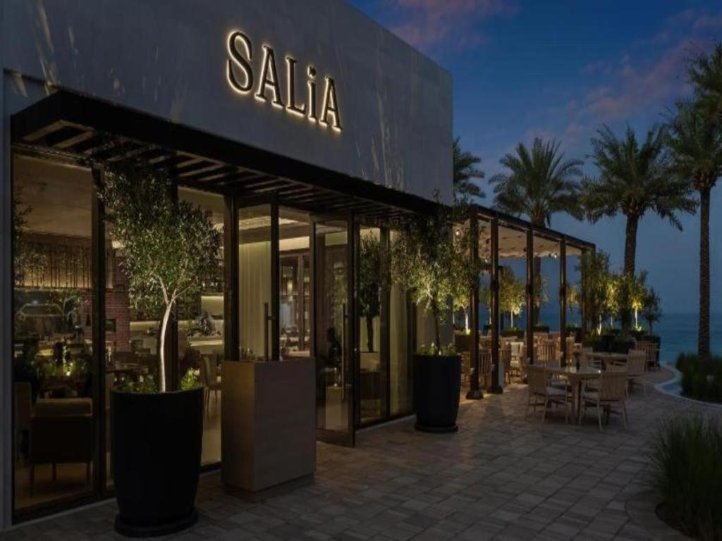 Restaurace v ubytování Ocean View Address Beach Resort Fujairah فندق و منتجع شاطئ العنوان الفجيره