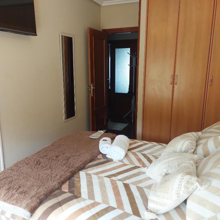 Łóżko lub łóżka w pokoju w obiekcie Bonito piso con garaje y piscina a 8 'centro