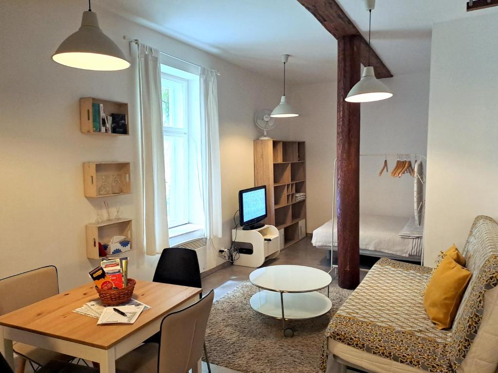 ein Wohnzimmer mit einem Tisch und einem Esszimmer in der Unterkunft Magnificent apartment in the center of Prague in Prag