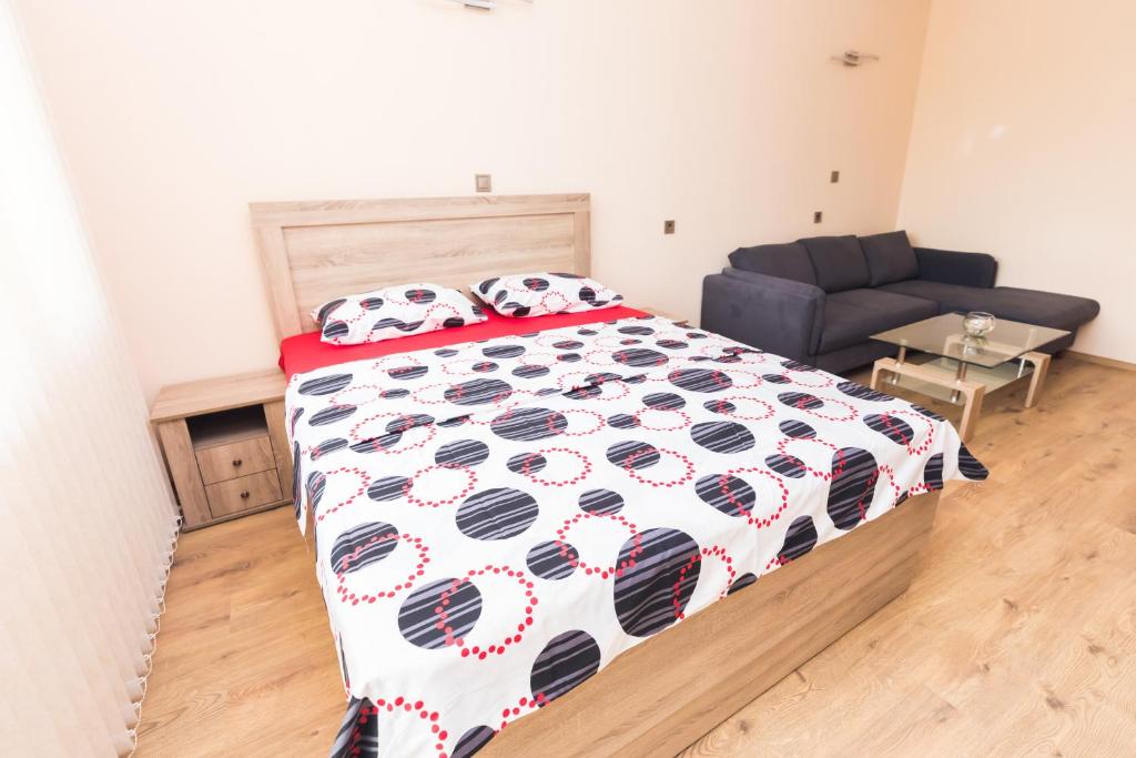 A bed or beds in a room at Апартамент за гости Боряна