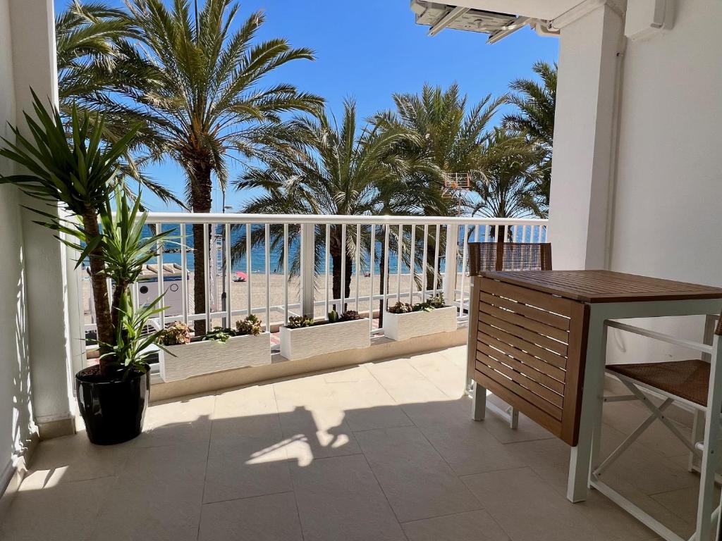 einen Balkon mit einem Schreibtisch und Strandblick in der Unterkunft Loft Paseo in Aguadulce