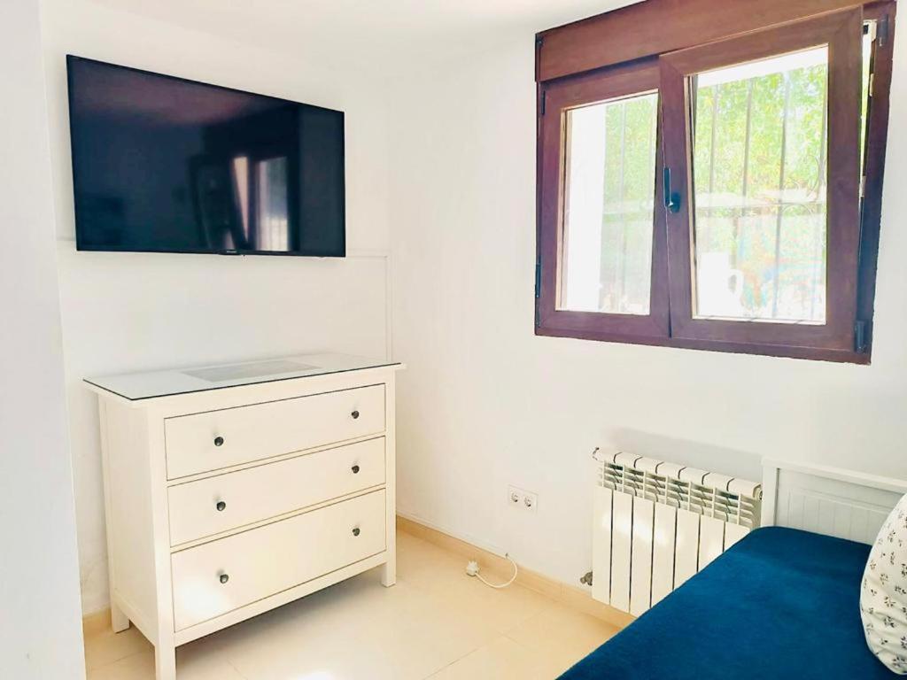 Televízia a/alebo spoločenská miestnosť v ubytovaní 1-Bed Apartment close to Moraira town centre