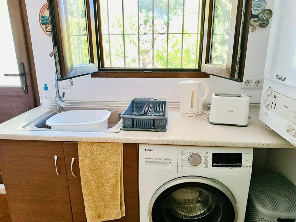 Kuchyňa alebo kuchynka v ubytovaní 1-Bed Apartment close to Moraira town centre