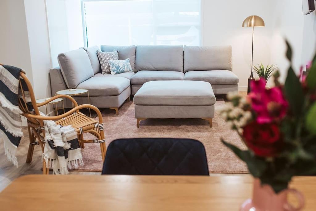 uma sala de estar com um sofá e uma mesa em An Unexpected Delight in the Heart of Town em Bendigo