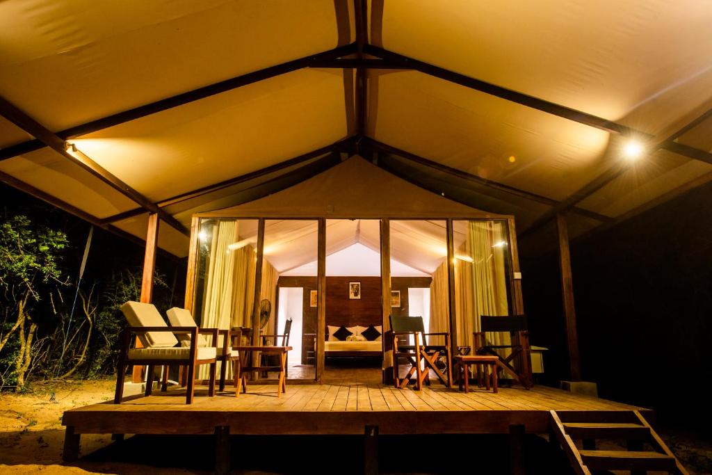ein Zelt mit Stühlen und einem Tisch in der Unterkunft Wild Trails Yala by Suri in Yala