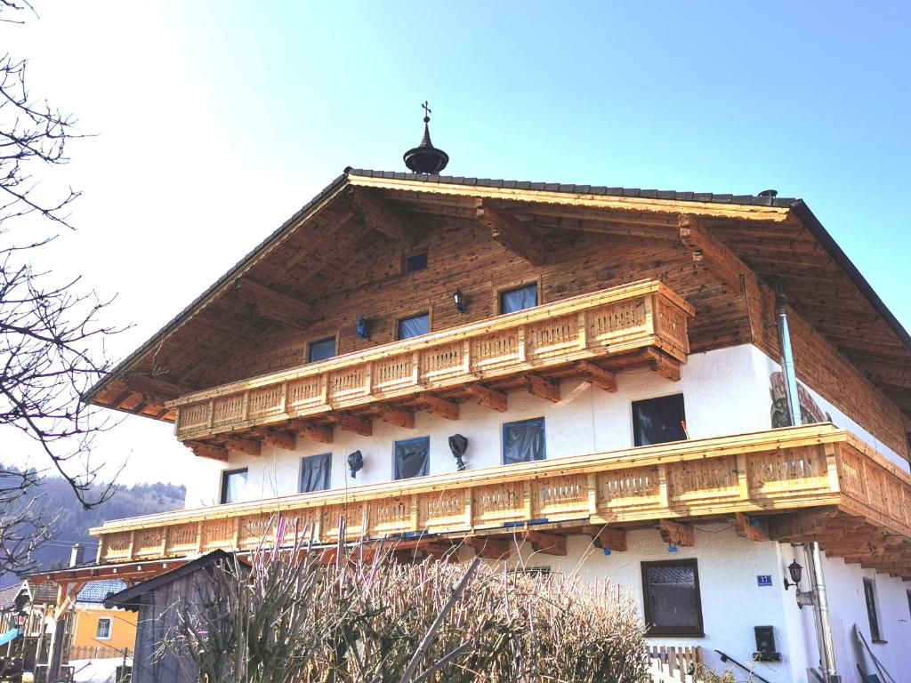 duży drewniany budynek z dachem gambrel w obiekcie Schusterbauer w mieście Koppl