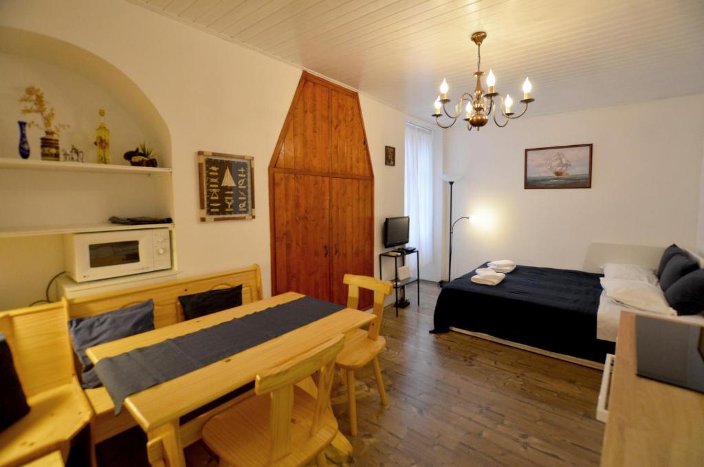 een woonkamer met een bed en een eettafel bij Nella Apartment in Rovinj