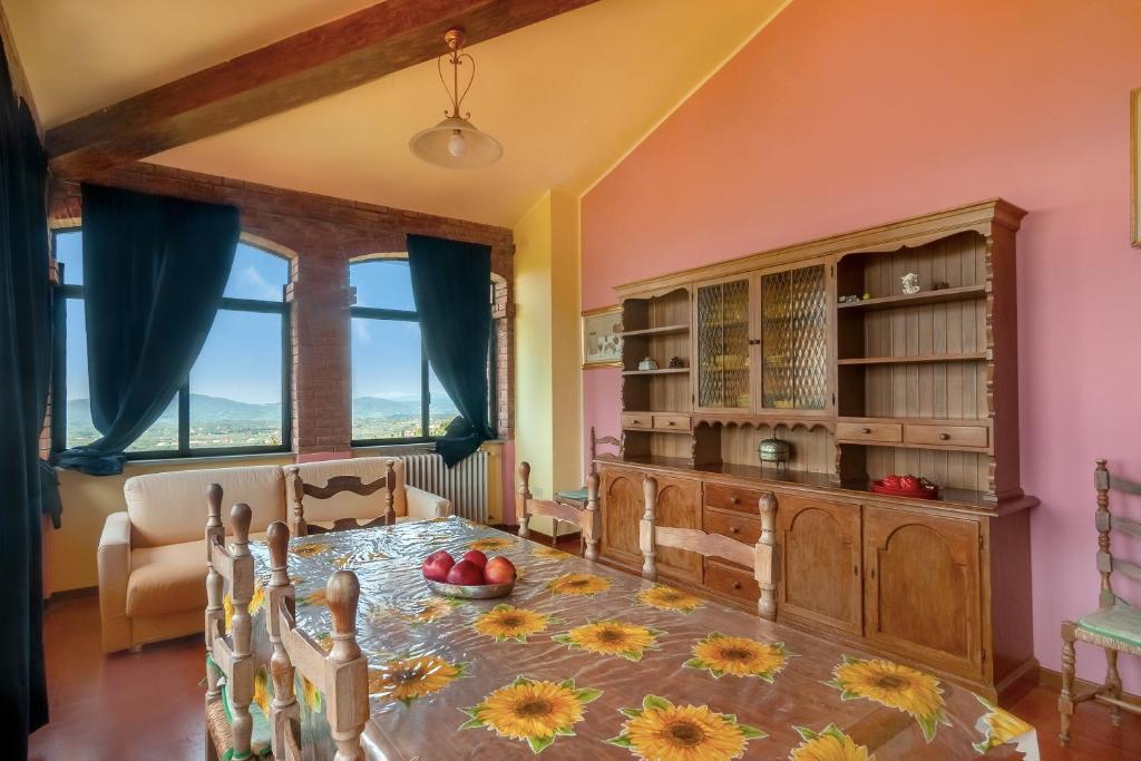 een woonkamer met een tafel en een bank bij La Loggia in Pian di Scò