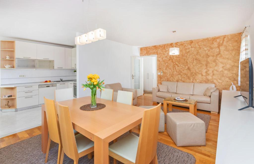 Comfortable 2BDR Apartment Laura Lapad with private garage