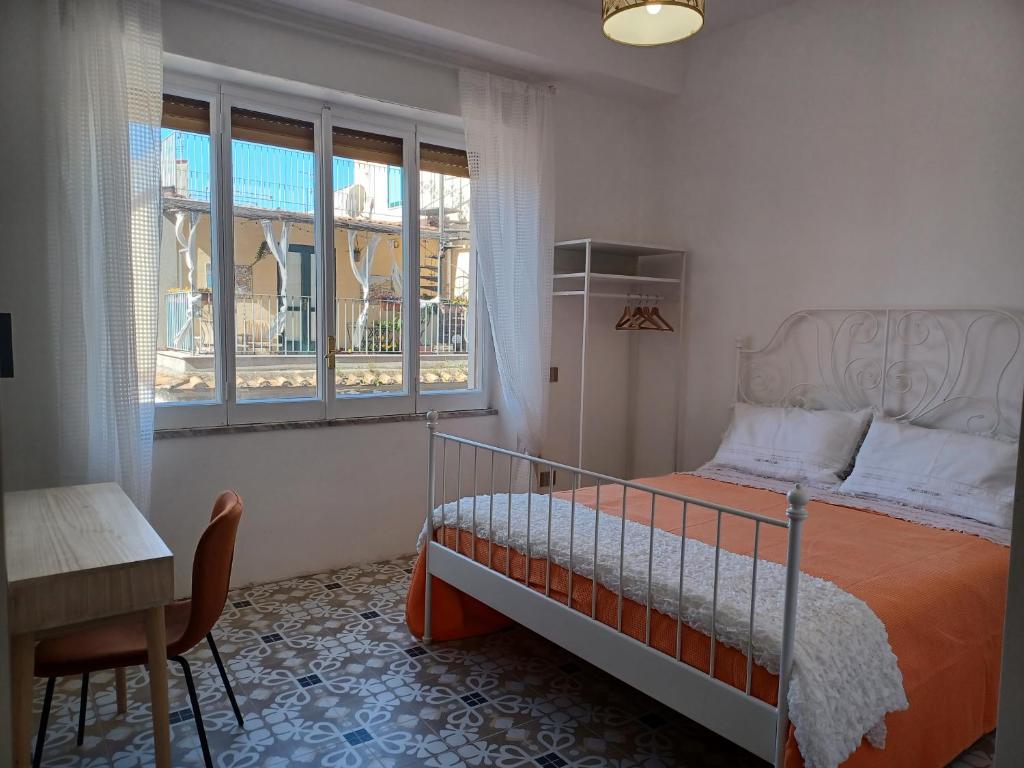 - une chambre avec un lit, un bureau et une fenêtre dans l'établissement Edahouse, à Salerne