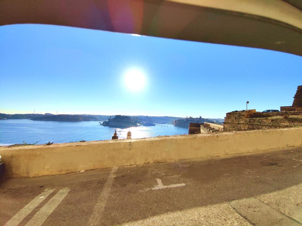 una finestra con vista sul fiume di Ripple 23 Savynomad Harbour Residences a La Valletta