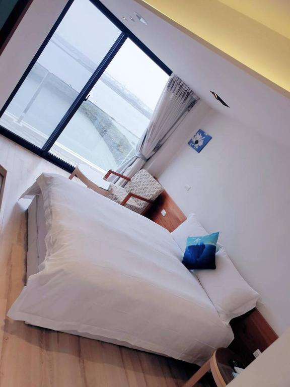 Postel nebo postele na pokoji v ubytování 野居海景渡假民宿Simple Life Home Stay