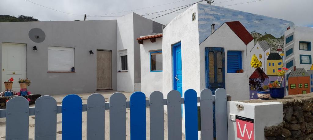 een wit en blauw hek voor een huis bij CASA LA LUNA in Isora