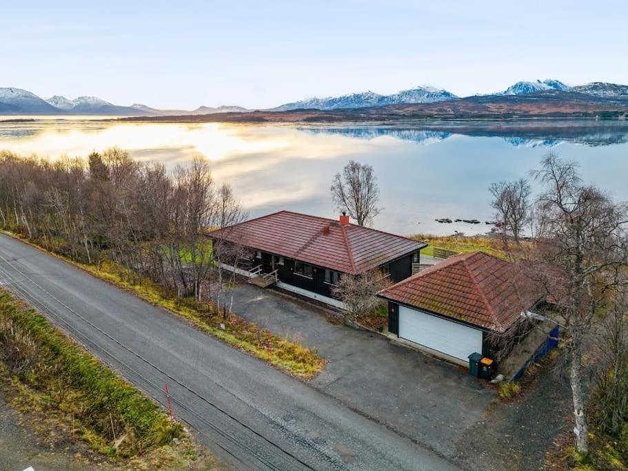 eine Luftansicht eines Hauses neben einem See in der Unterkunft Hus med egen strandlinje in Tromsø