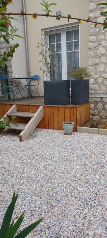 eine Terrasse mit einem Holzzaun und einem Tisch in der Unterkunft Doma Anna in Blois