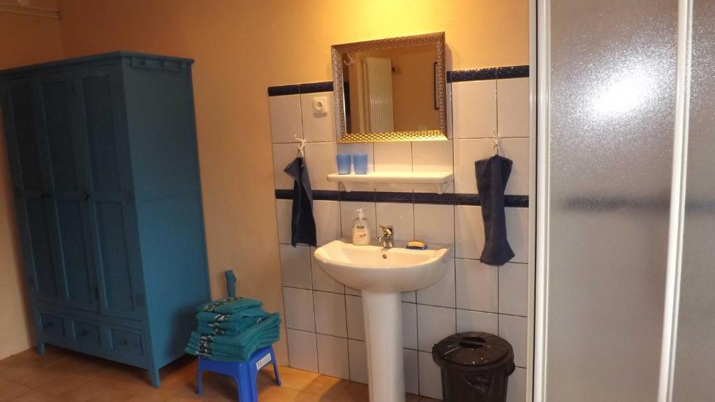 a bathroom with a sink and a mirror at Gîte Périssée1 in Libaros