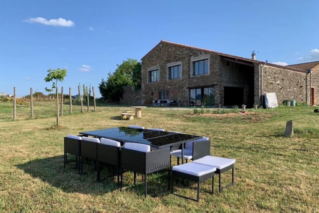 une table et des chaises devant une maison dans l'établissement Villa- Calme - Campagne - Bien être, à Saint-Grégoire