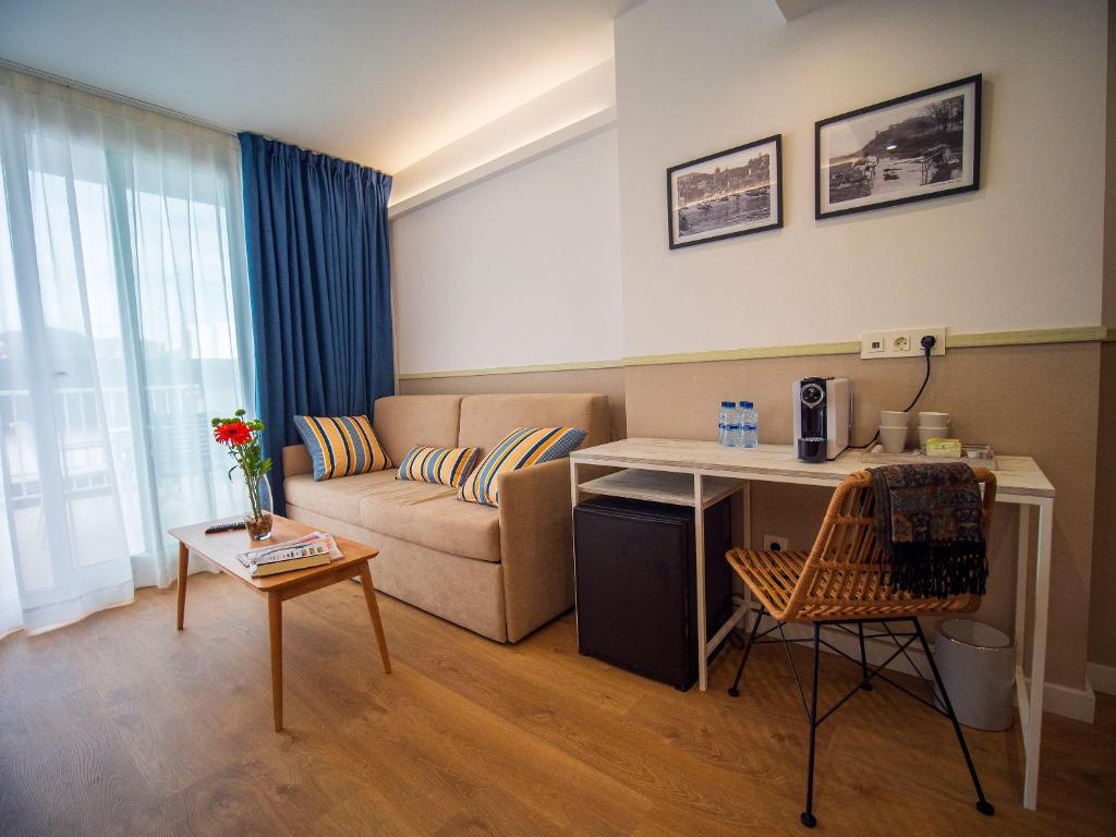 Postel nebo postele na pokoji v ubytování Hotel Don Juan Tossa