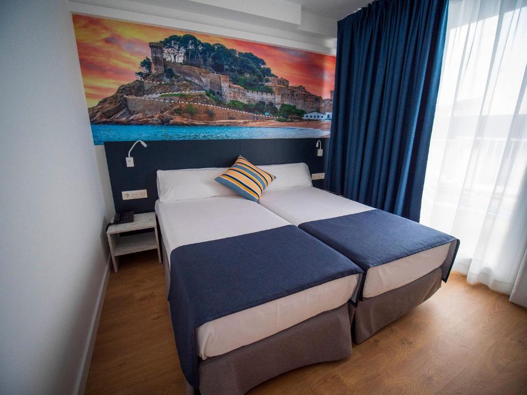 Postel nebo postele na pokoji v ubytování Hotel Don Juan Tossa