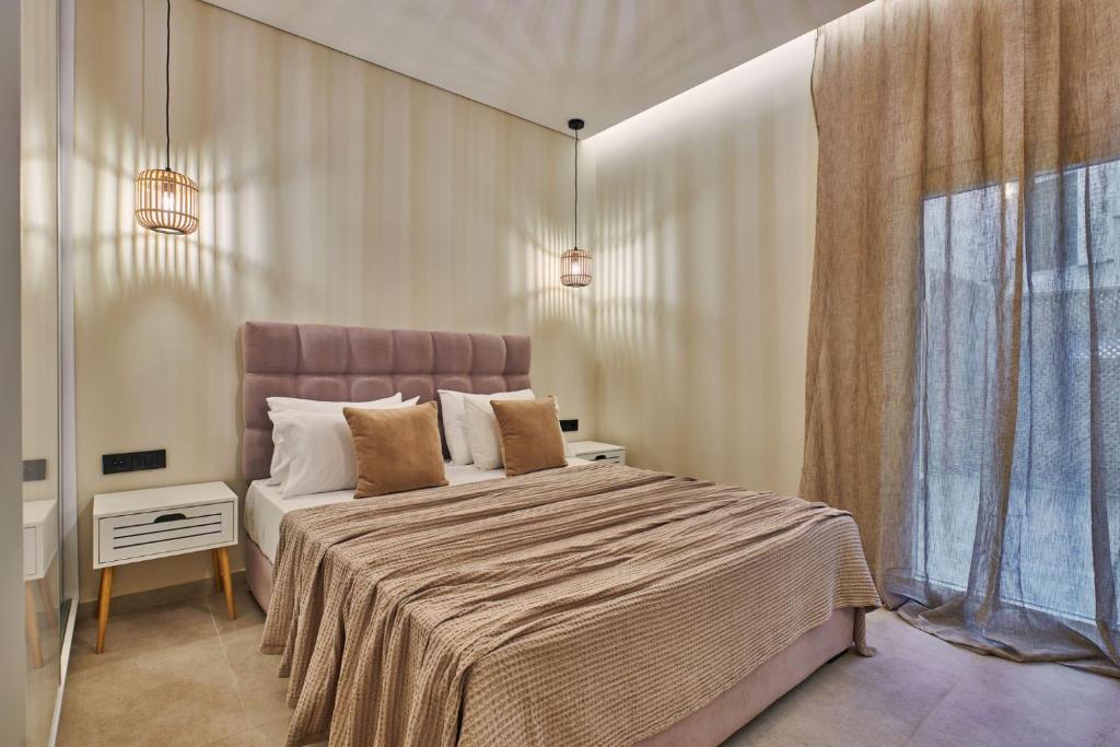 um quarto com uma cama grande e uma janela em Beautiful City Center Apartment em Zakynthos