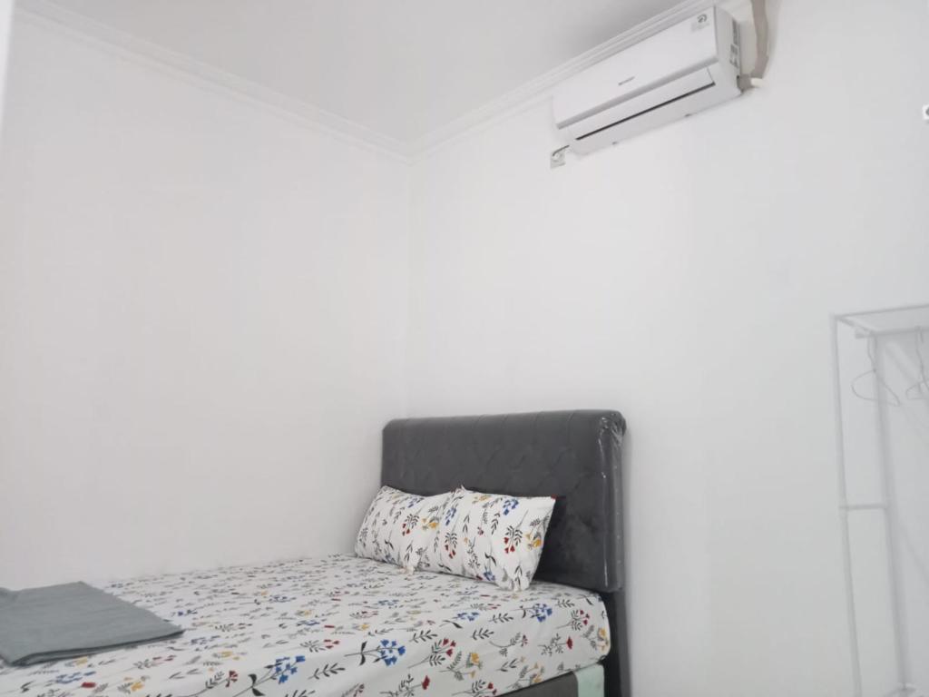 Ce lit se trouve dans un dortoir doté d'un ordinateur portable. dans l'établissement KENARI P25 HOMESTAY, à Purwokerto