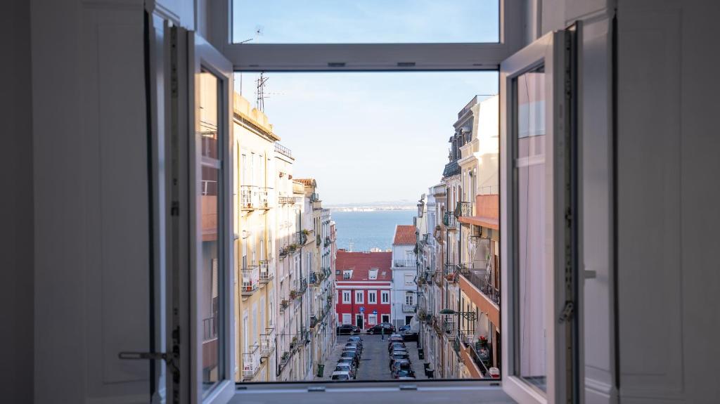 リスボンにあるThe Graça Apartmentの市街地の景色を望む開口窓