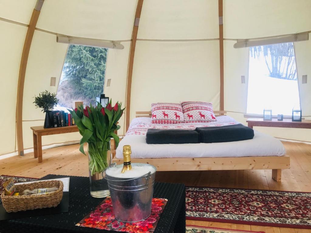 En eller flere senge i et værelse på Frisbo Lodge - Romantic night in a dome tent lake view