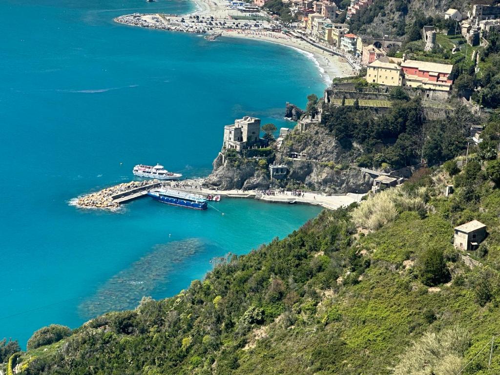 Et luftfoto af Casa Agnese Monterosso al mare