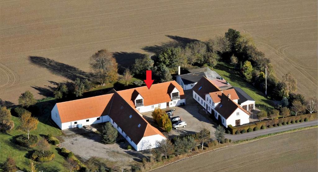 Større luksus Hus ved Assens في أسّينس: اطلالة من الجو على منزل بسقف برتقالي