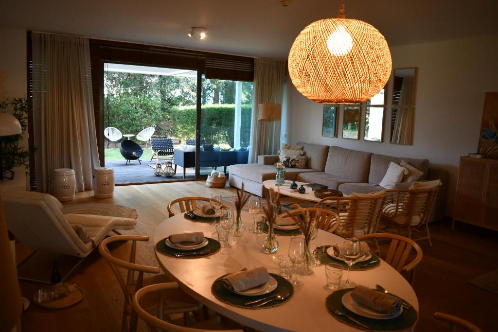 Villa Mar في ترويا: غرفة معيشة مع طاولة وكراسي