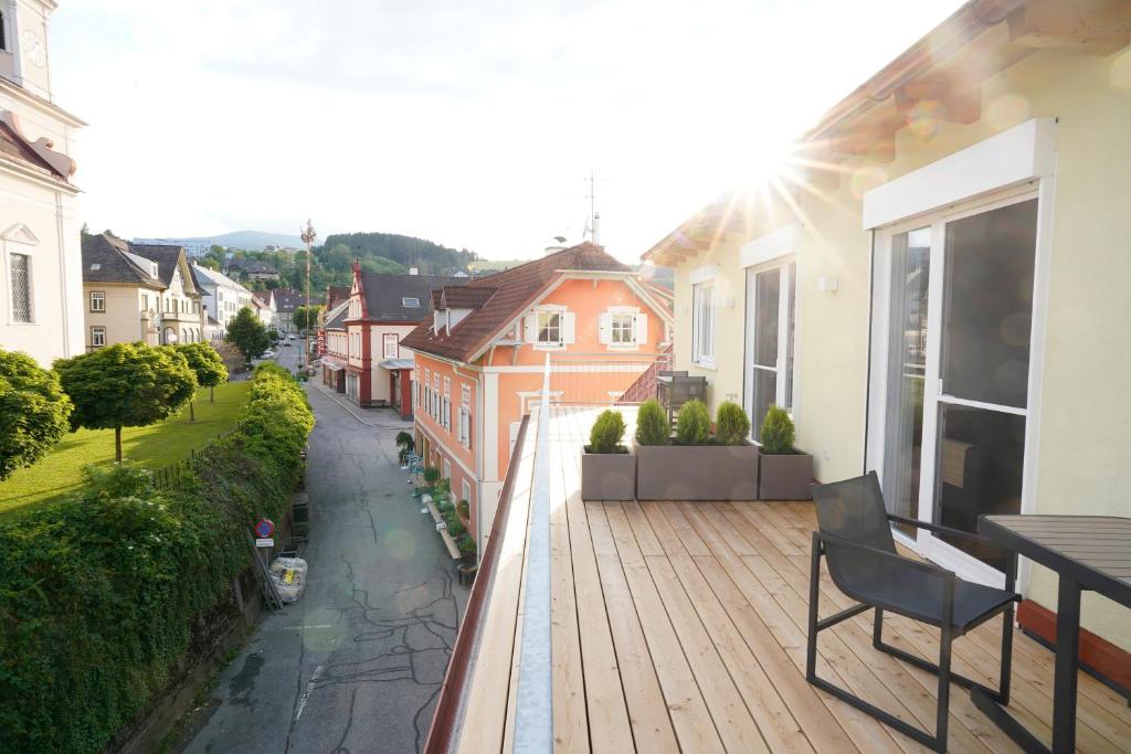 - un balcon d'une maison avec une terrasse en bois dans l'établissement Athecada Frühstückspension, à Birkfeld