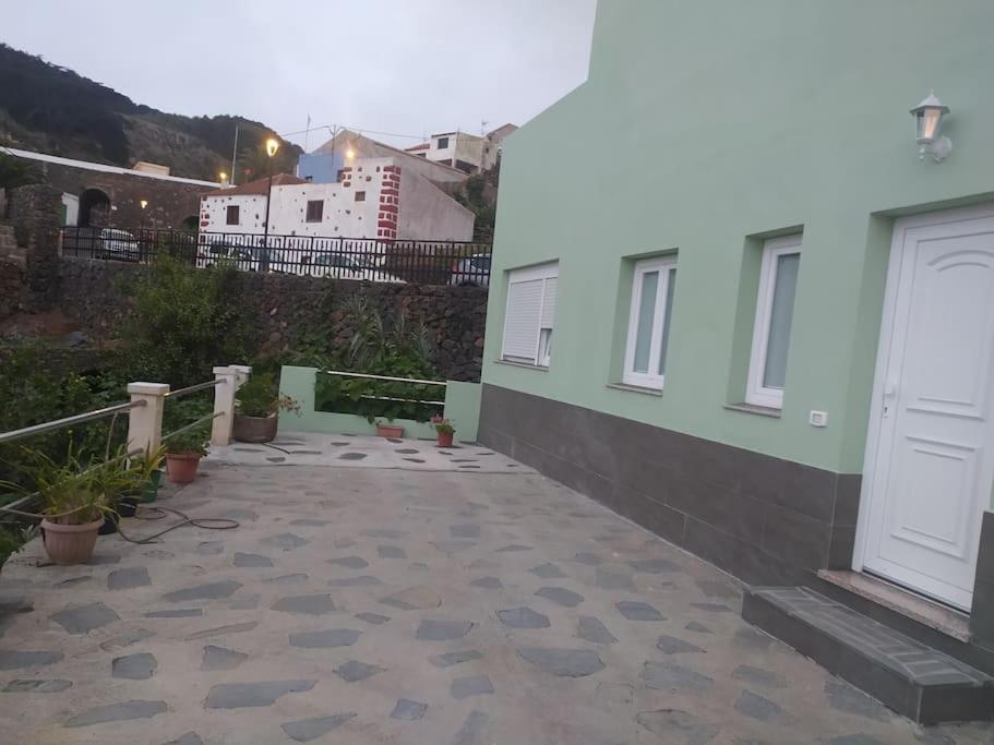 un patio de una casa con una puerta blanca en Vivienda vacacional casa Dora, en Valverde