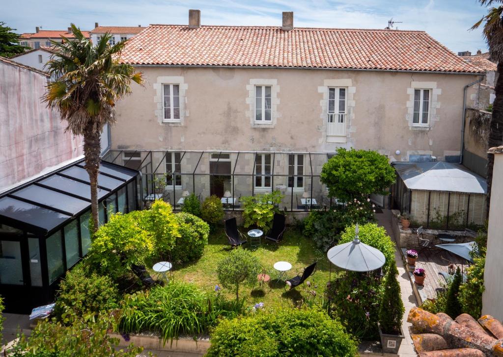 - une vue aérienne sur une maison avec un jardin dans l'établissement La Maison Douce, à Saint-Martin-de-Ré