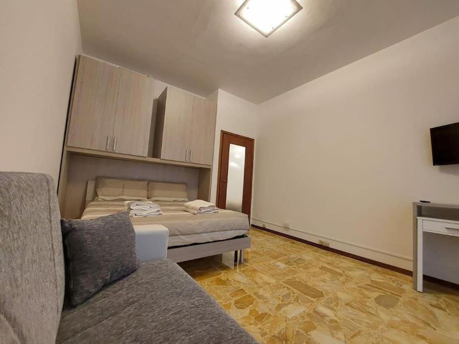 ein Wohnzimmer mit einem Bett und einem Sofa in der Unterkunft Loft Bergamo in Bergamo