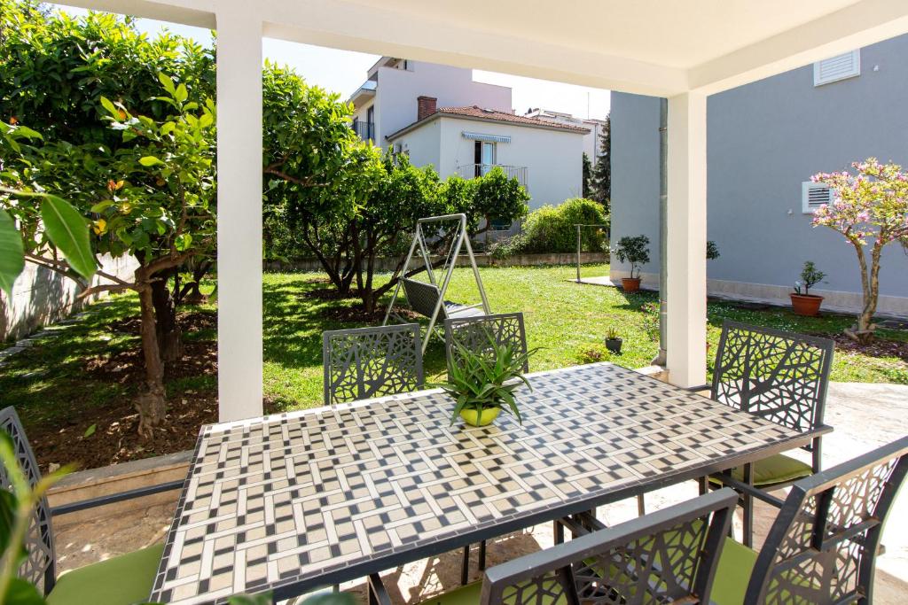 Vonkajšia záhrada v ubytovaní Apartment Fortunella