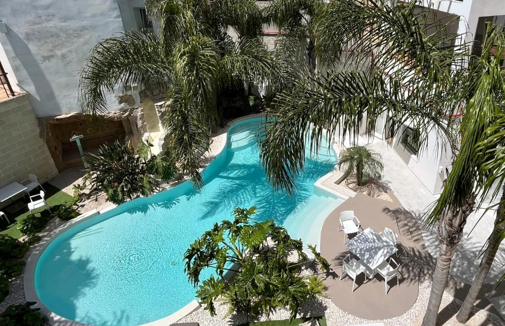 The swimming pool at or close to Tra le nuvole