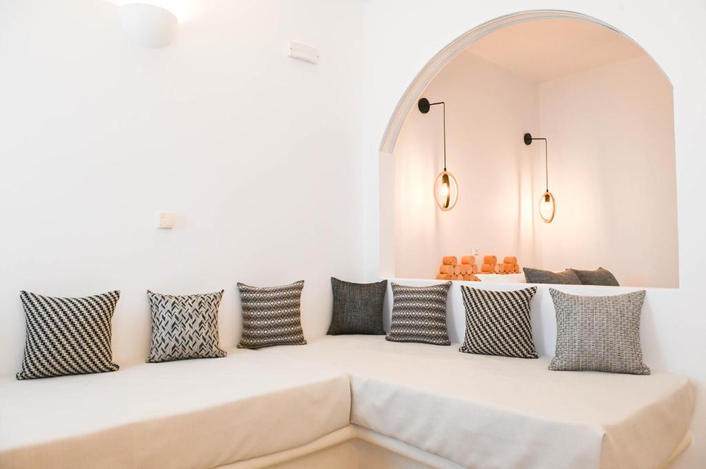 Postel nebo postele na pokoji v ubytování Amerisa Suites & Villa