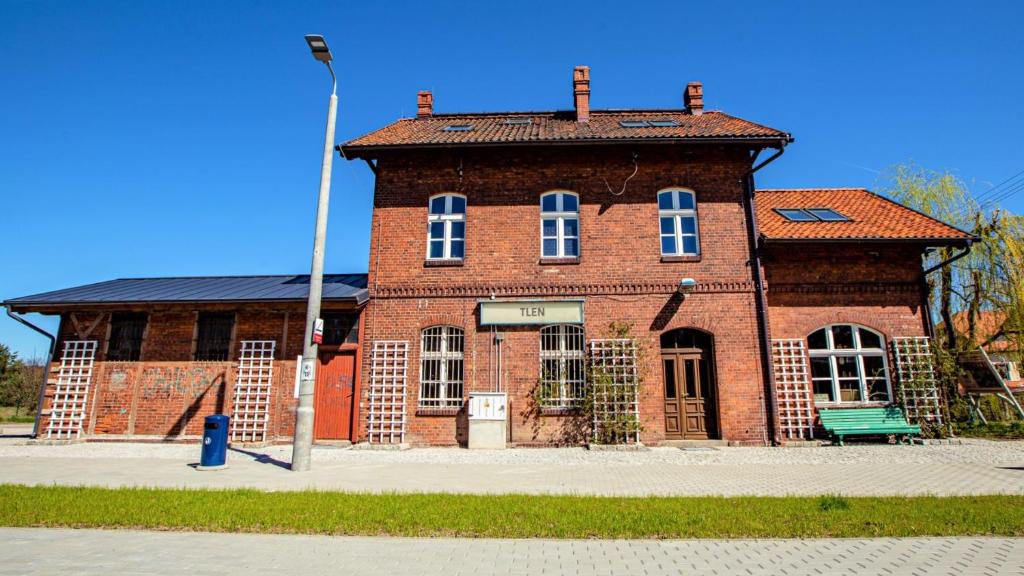 トレンにあるDworzec Tleńの煉瓦造りの建物