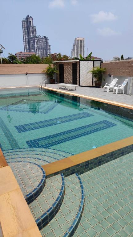 una grande piscina sul tetto di un edificio di Orient House a Pattaya Sud