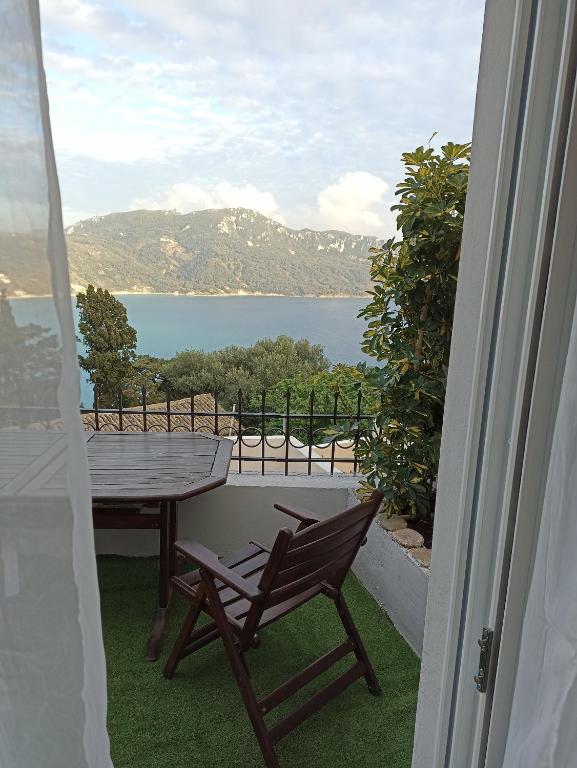 een balkon met een tafel en een stoel en uitzicht bij Vita vi in Afionas
