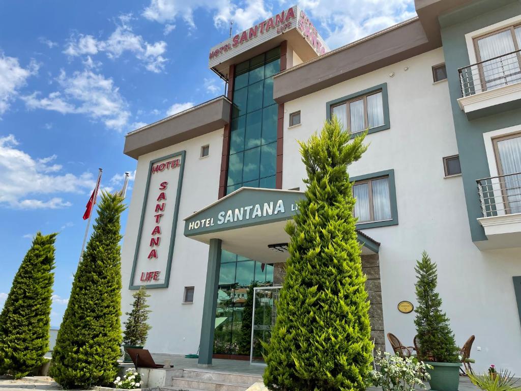 Blick auf die Vorderseite des Hotels in der Unterkunft Hotel Santana in Altınoluk